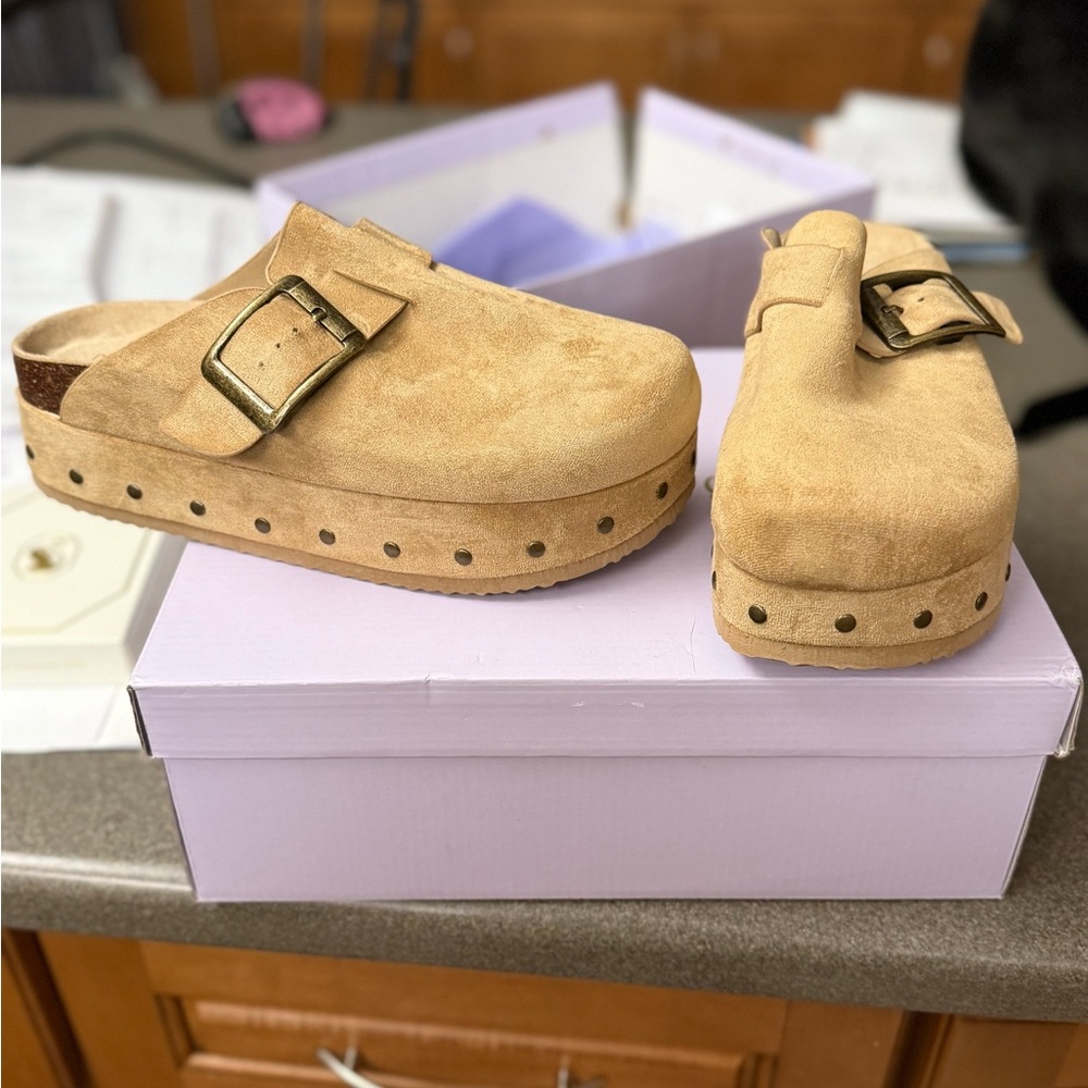 Madden Girl Faux Suede Platform Clogs with Buckle 7.5 NEW